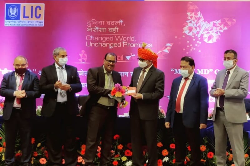 Honoured by Managing Director of LIC for my outstanding performance in the first fortnight of September 2021...at EKA club.. Ahmedabad.. on . 20.09.2021