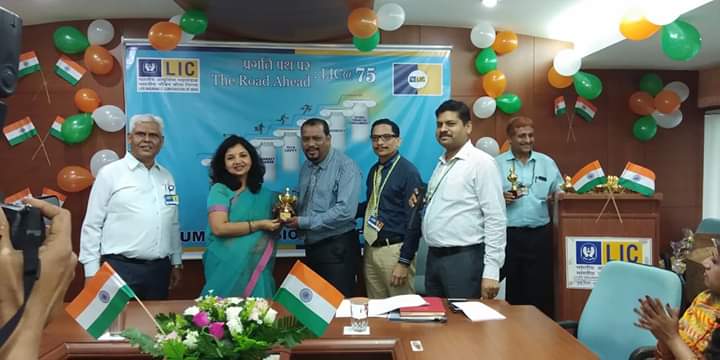 Honouring by Chiefs of LIC Mumbai Division IV